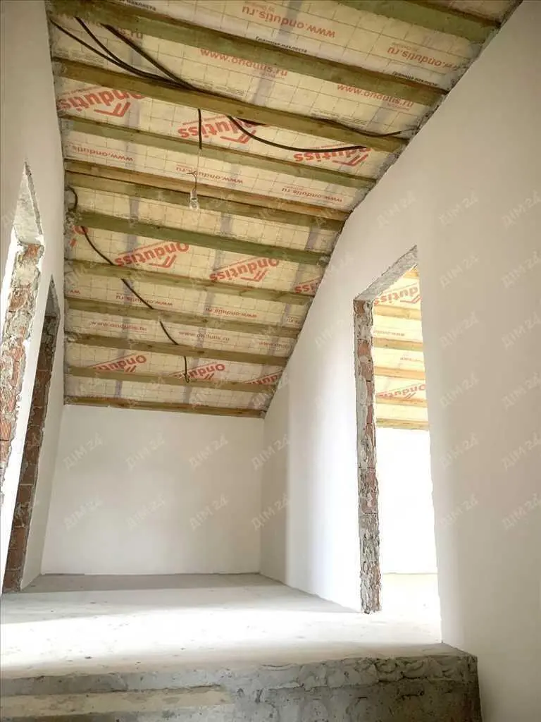 Сучасний будинок з комунікаціями та з внутрішніми роботами