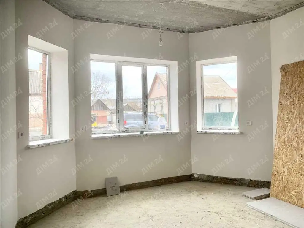 Сучасний будинок з комунікаціями та з внутрішніми роботами