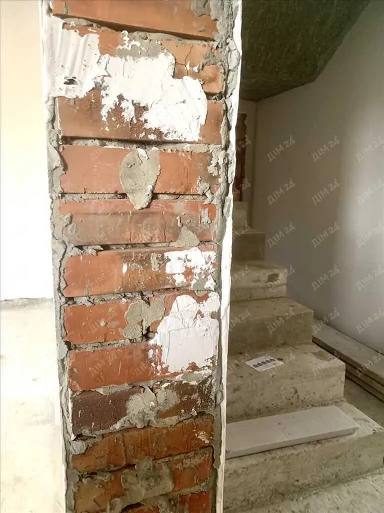 Сучасний будинок з комунікаціями та з внутрішніми роботами