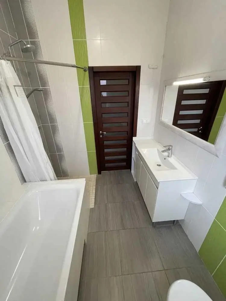 Новий будинок в престижному мікрорайоні.