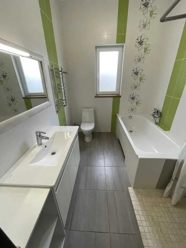 Новий будинок в престижному мікрорайоні.