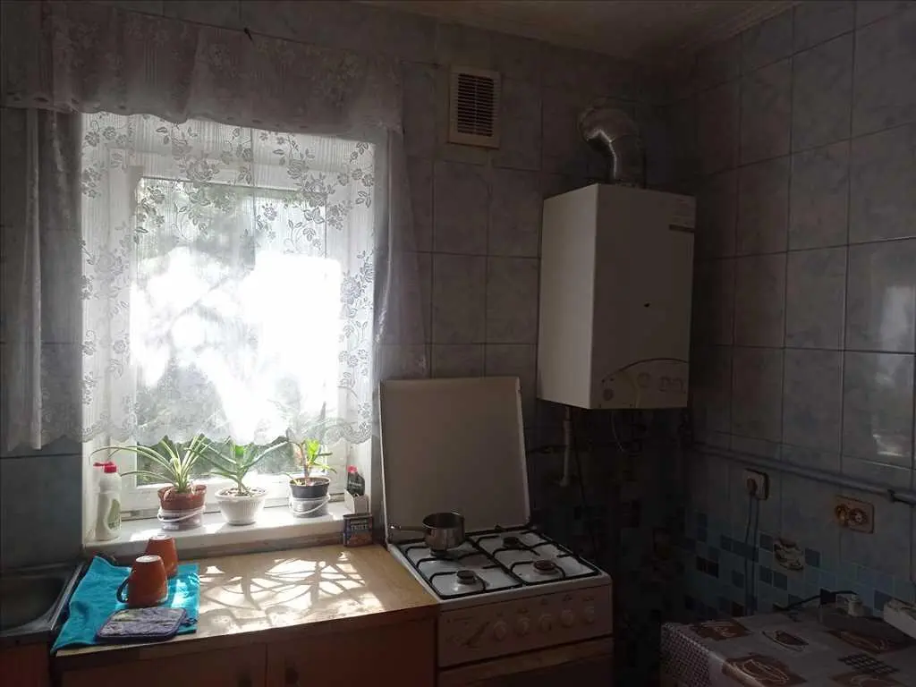 Будинок з видом на Хрестовоздвиженський  монастир