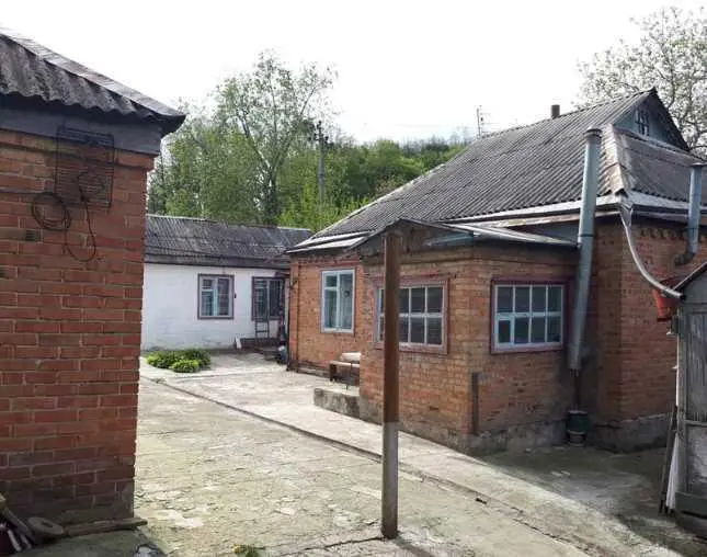    Продам 5 кімнатний будинок в мальовничому місці  с. Гора.
