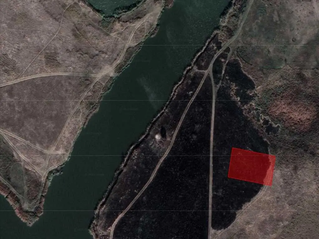 Земельна ділянка поруч з річкою