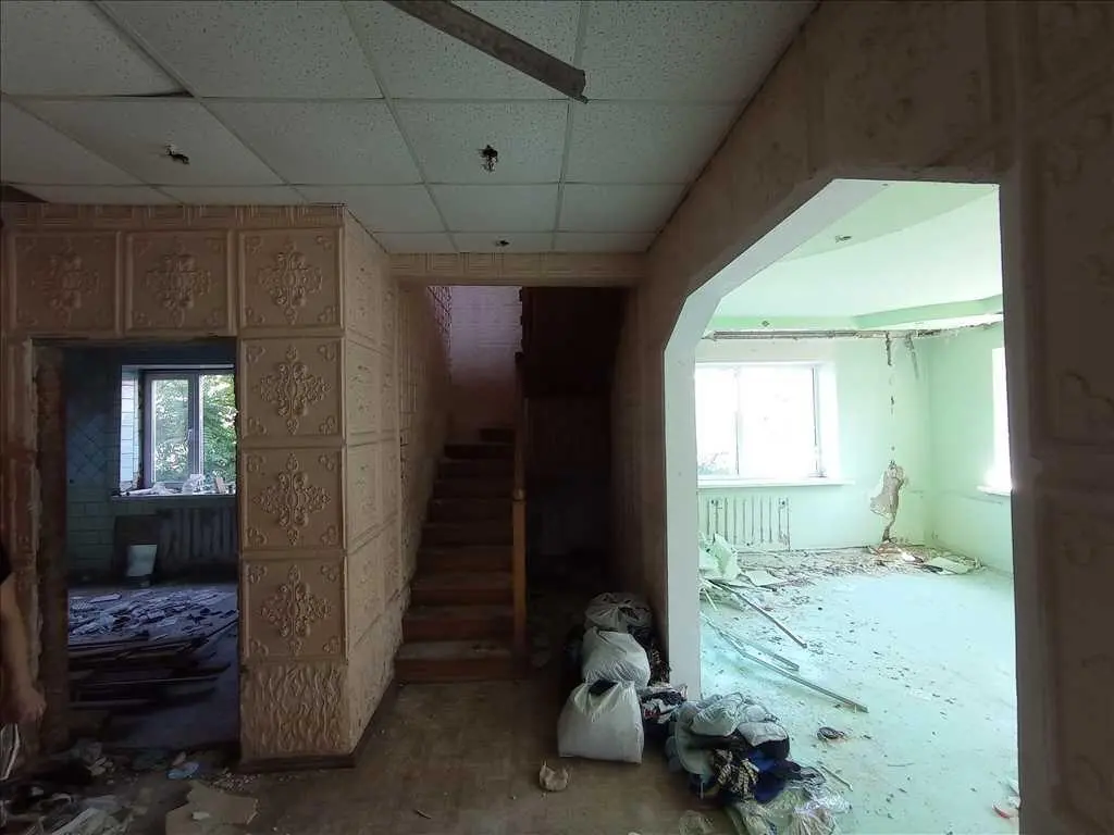 Двоповерховий будинок в районі Хрестовоздвиженського  монастиря