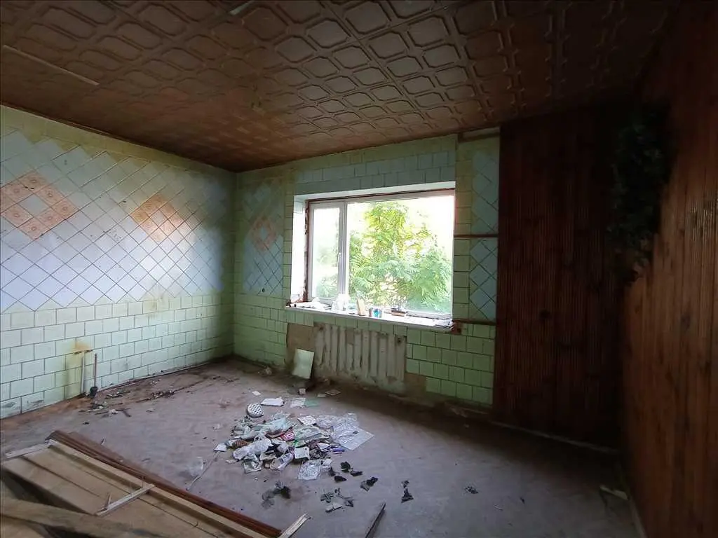 Двоповерховий будинок в районі Хрестовоздвиженського  монастиря