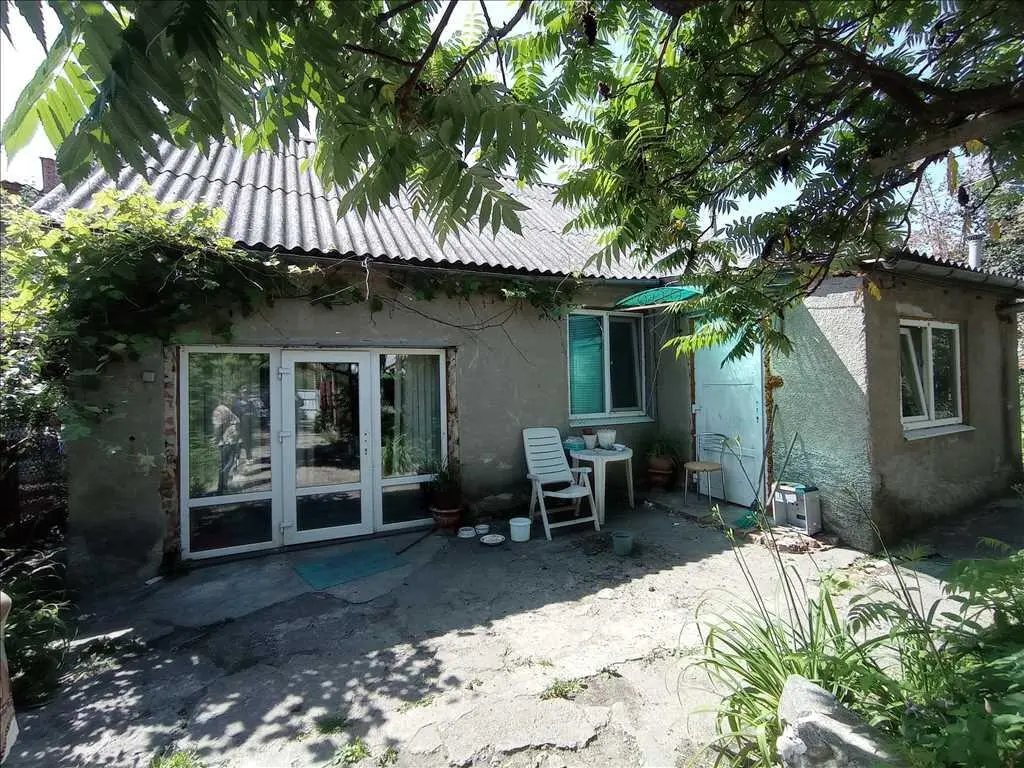 Двоповерховий будинок в районі Хрестовоздвиженського  монастиря