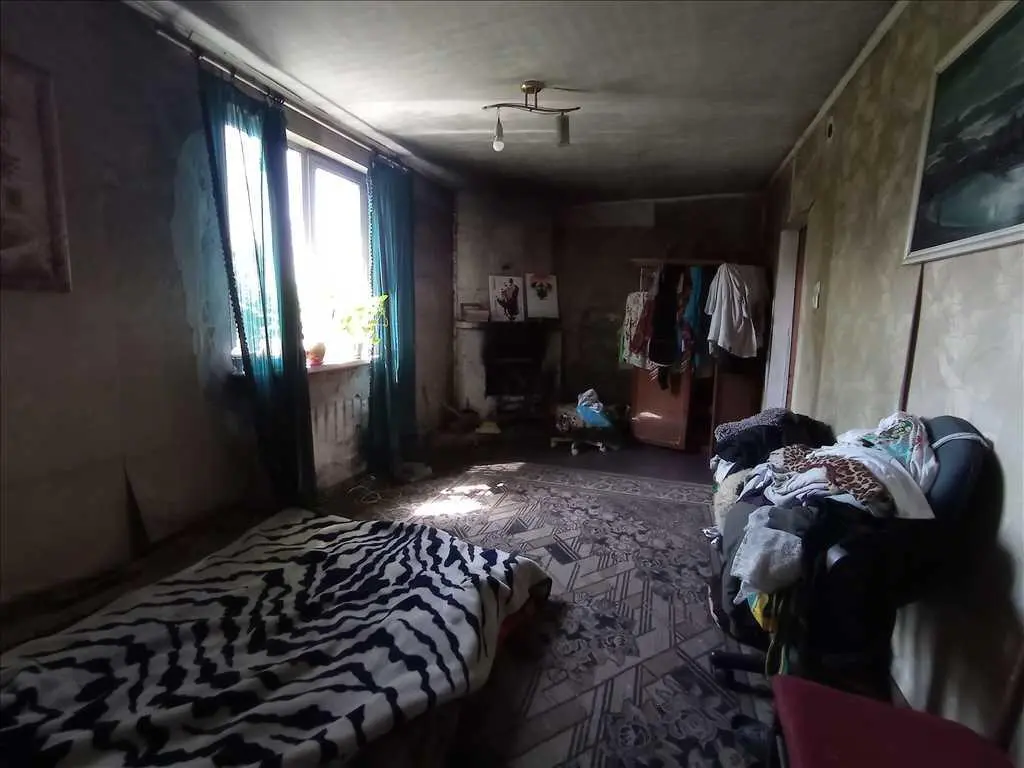 Двоповерховий будинок в районі Хрестовоздвиженського  монастиря