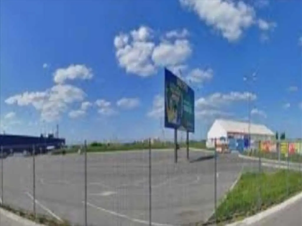 Земельна ділянка біля  METRO