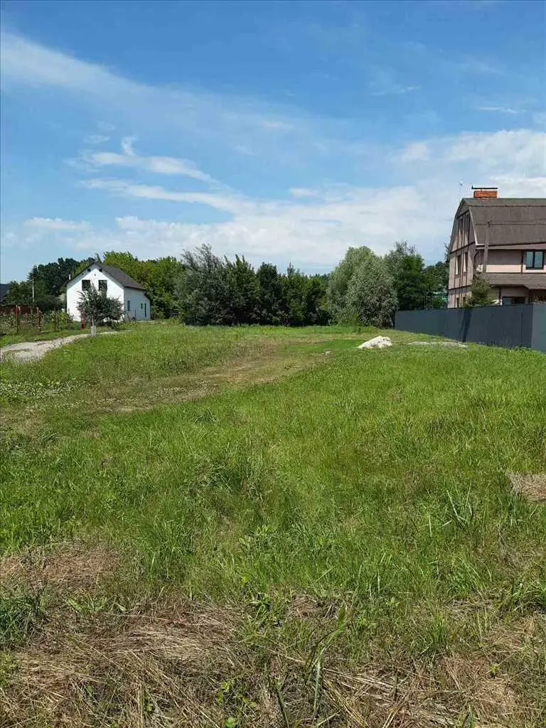 Приваблива ділянка для будівництва сучасного будинку.