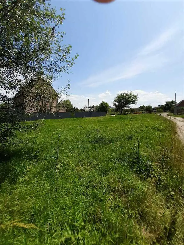 Приваблива ділянка для будівництва сучасного будинку.