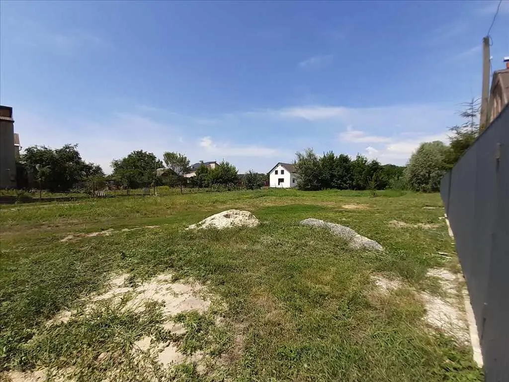 Приваблива ділянка для будівництва сучасного будинку.