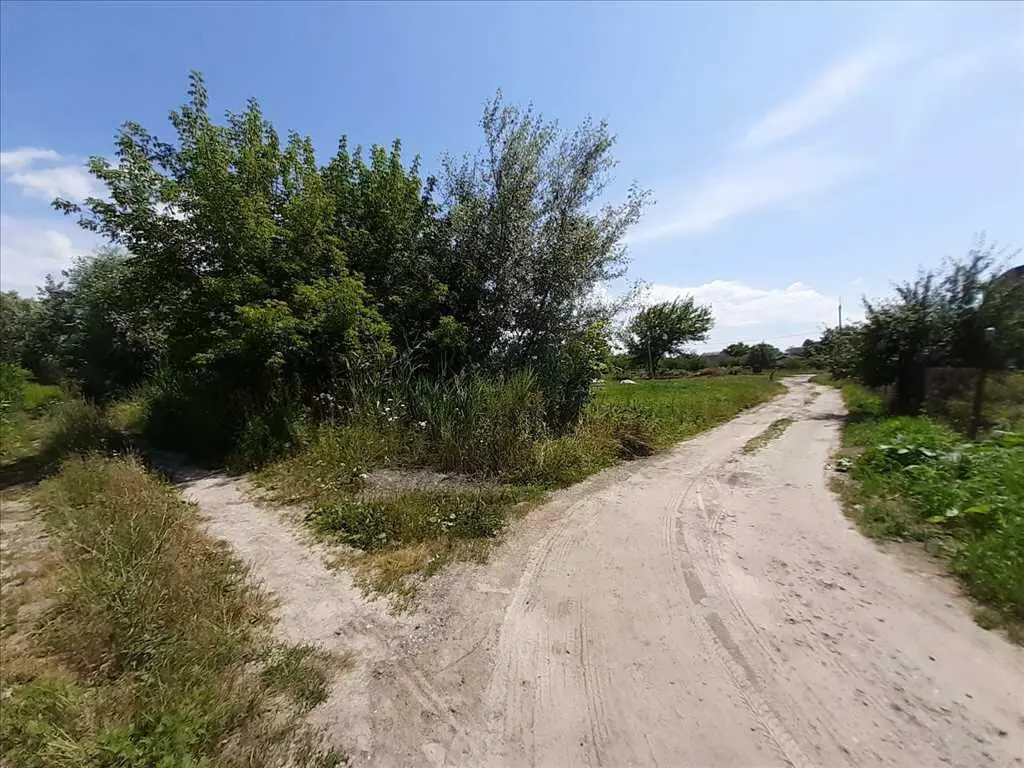 Приваблива ділянка для будівництва сучасного будинку.