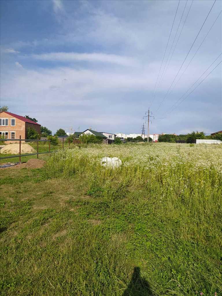 Велика ділянка біля зупинки транспорту на ГРЛ