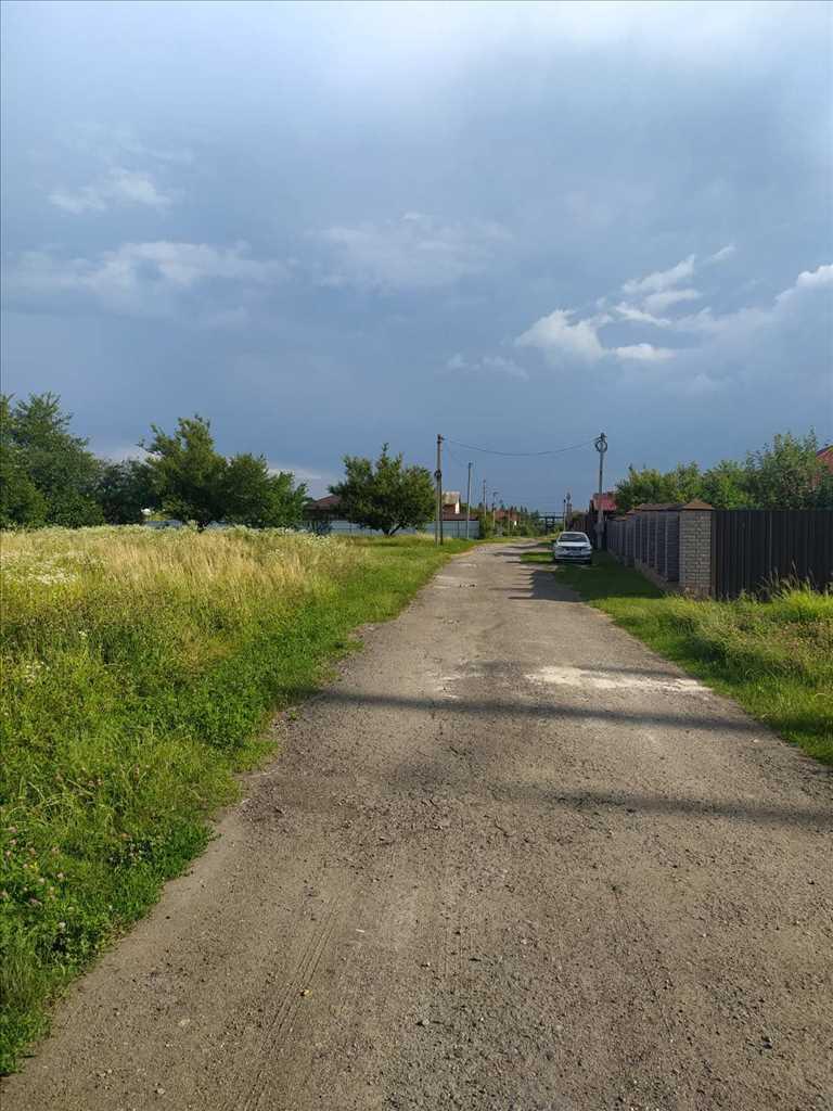 Велика ділянка біля зупинки транспорту на ГРЛ