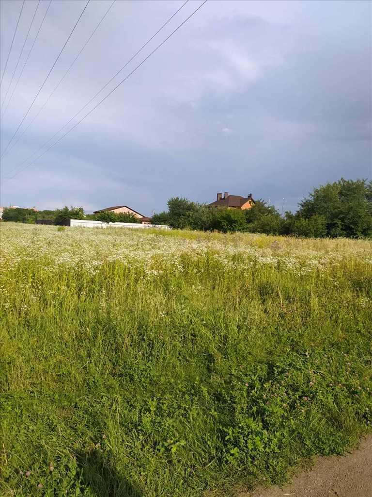 Велика ділянка біля зупинки транспорту на ГРЛ