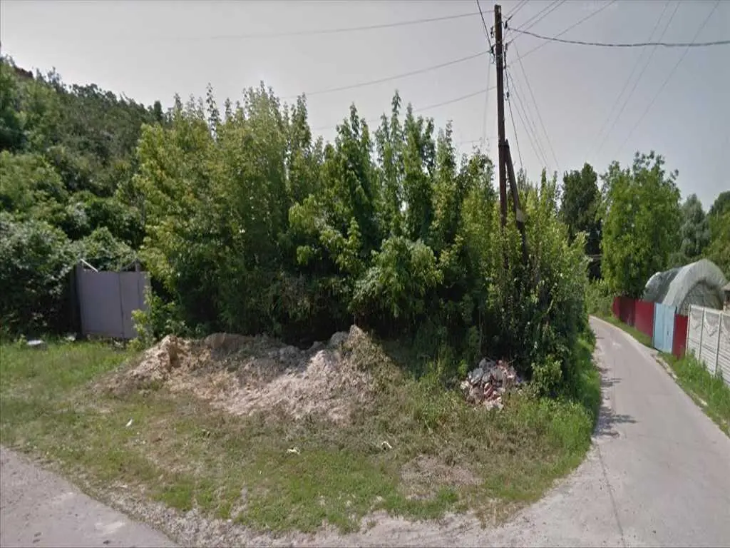 Левада. Перспективна локація з комунікаціями.