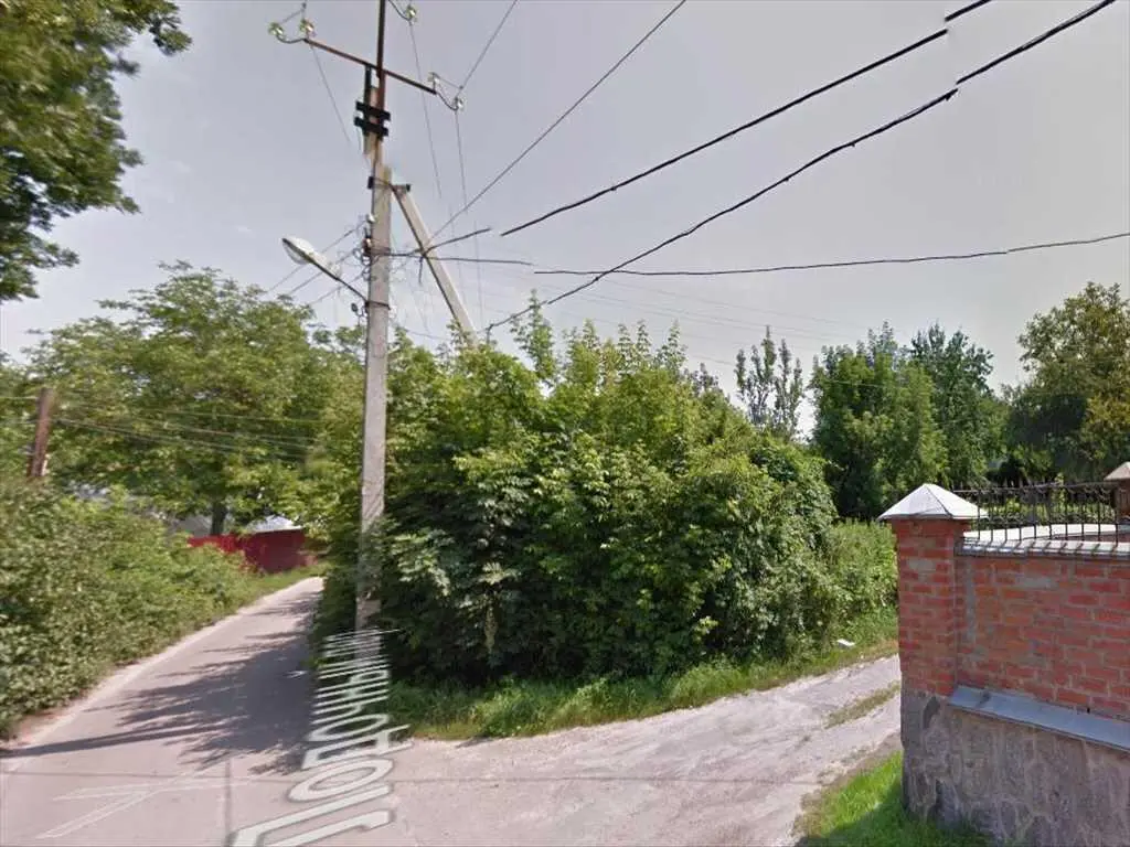 Левада. Перспективна локація з комунікаціями.