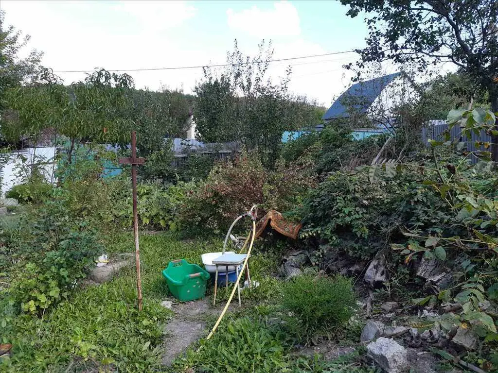 Левада. Перспективна локація з комунікаціями.