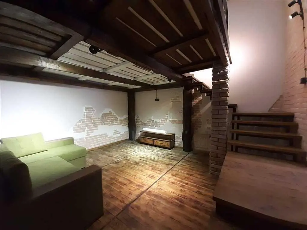 Приватний будинок біля березового скверу