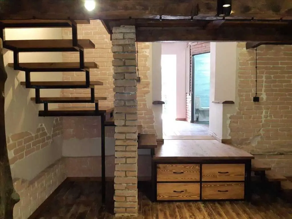 Приватний будинок біля березового скверу