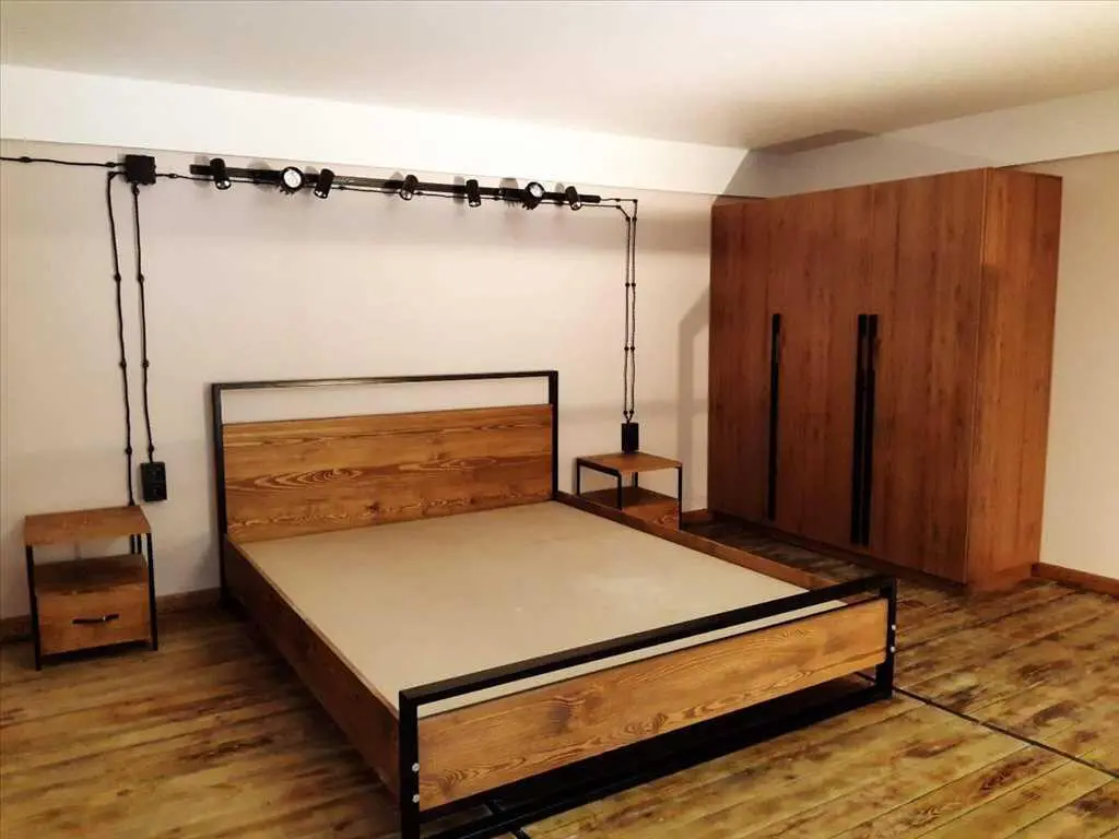 Приватний будинок біля березового скверу