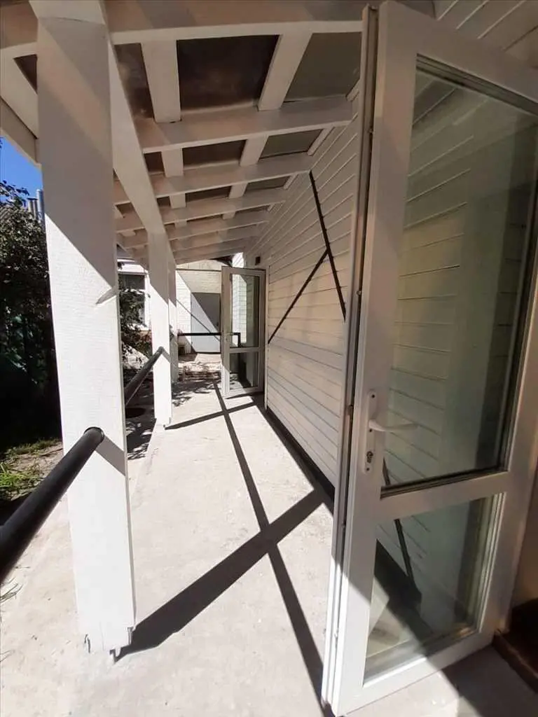 Приватний будинок біля березового скверу