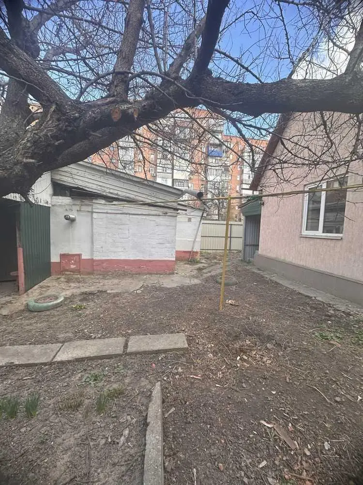 Будинок та частина будинку в районі Мотелю