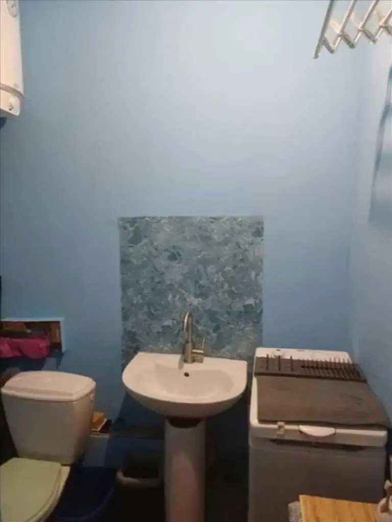 Трикімнатна квартира в гуртожитку з власним санвузлом