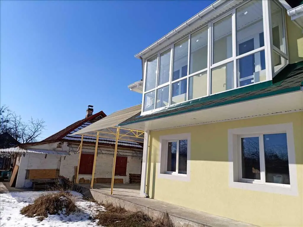 Сучасний будинок в центральній частині міста!