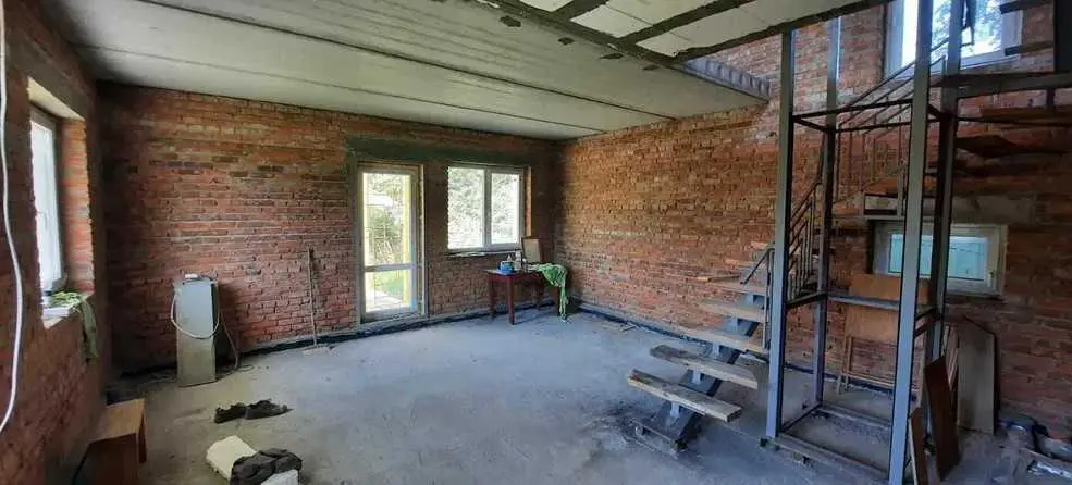 Сучасний будинок в центральній частині міста!