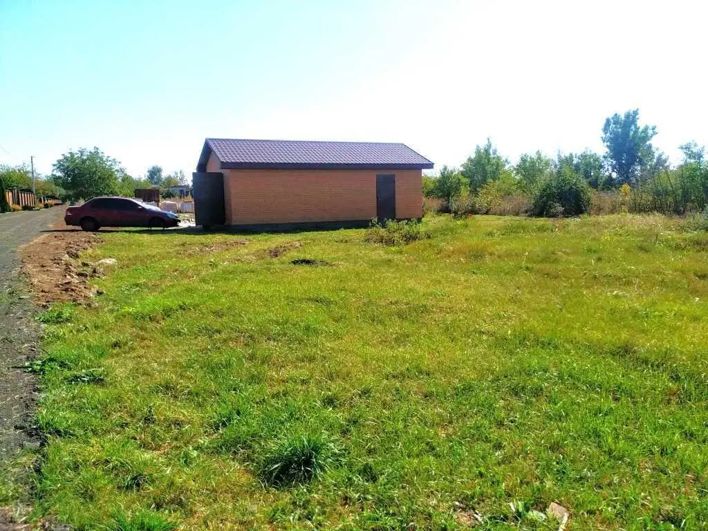 Ділянка з гаражем у гарному місці 