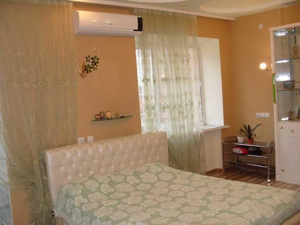 Трикімнатна квартира навпроти Листопада