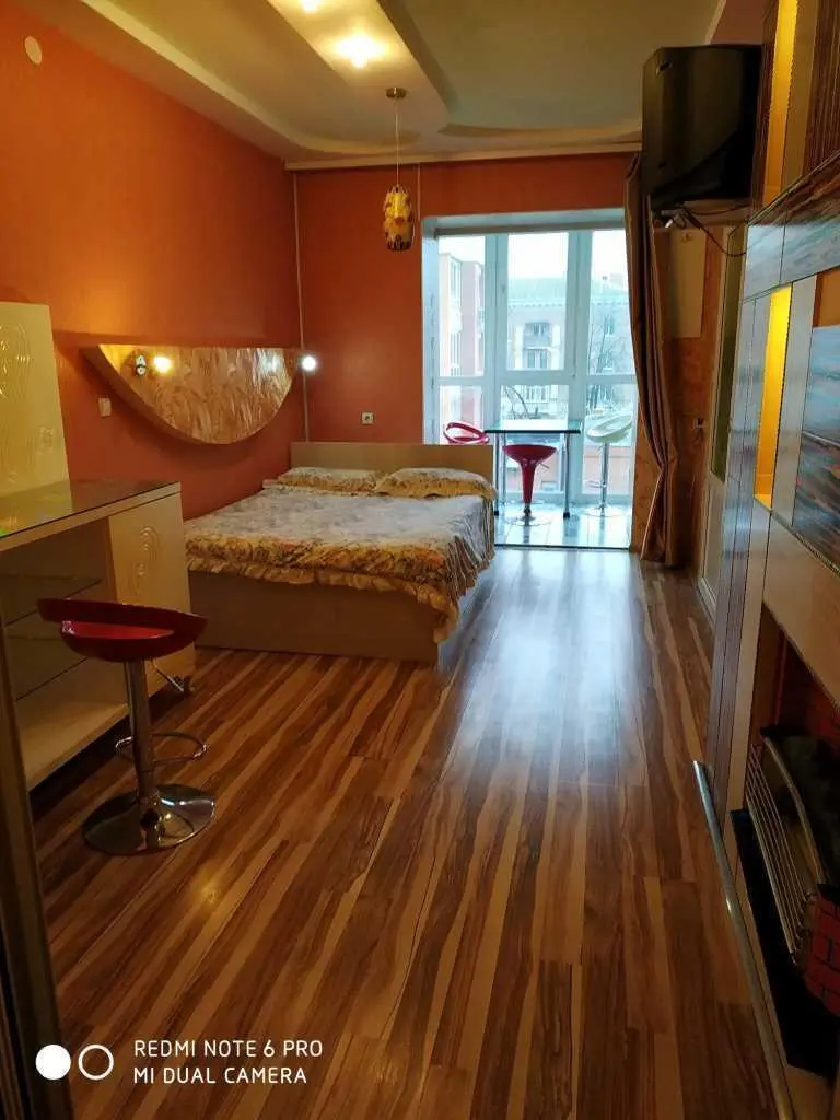 Трикімнатна квартира навпроти Листопада