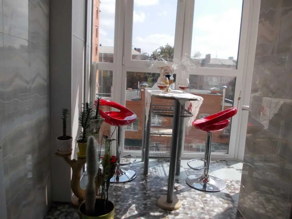 Трикімнатна квартира навпроти Листопада