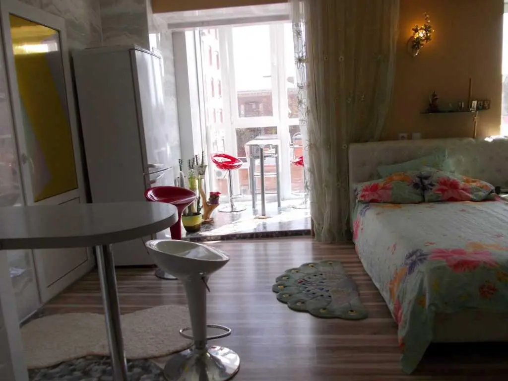 Трикімнатна квартира навпроти Листопада