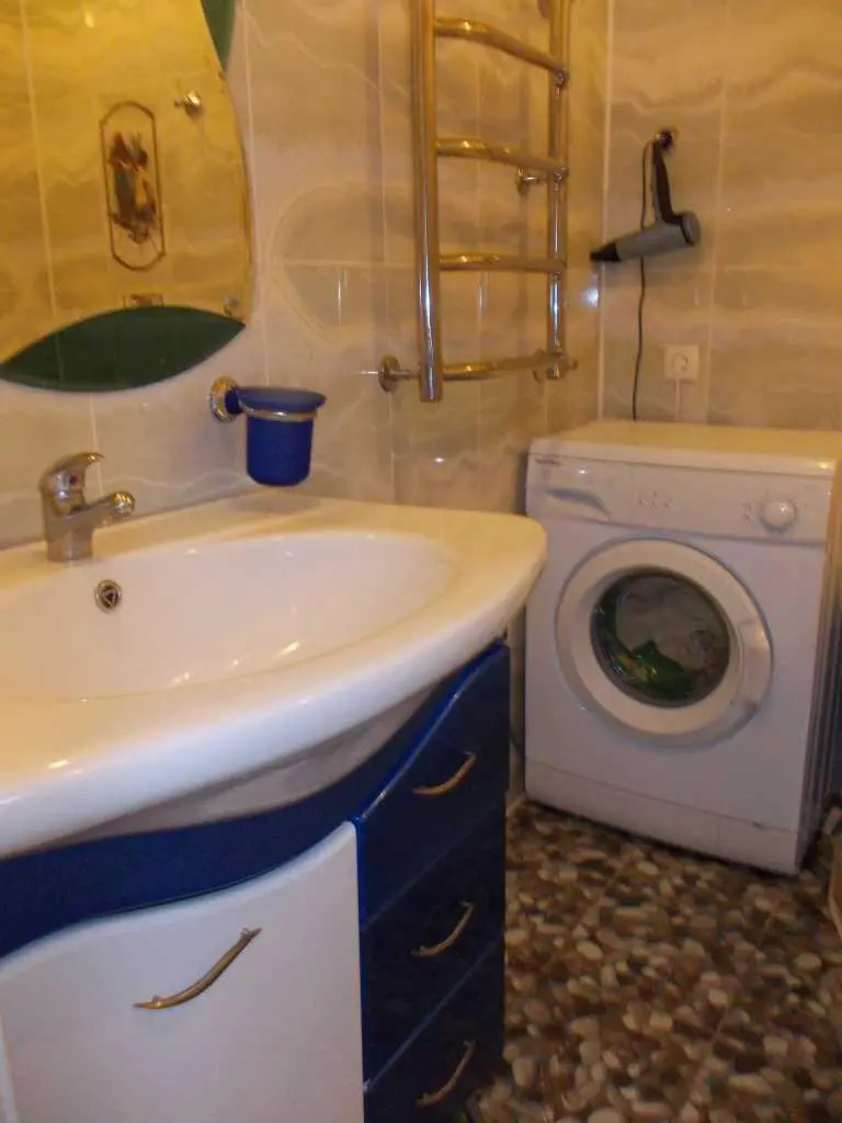 Трикімнатна квартира навпроти Листопада