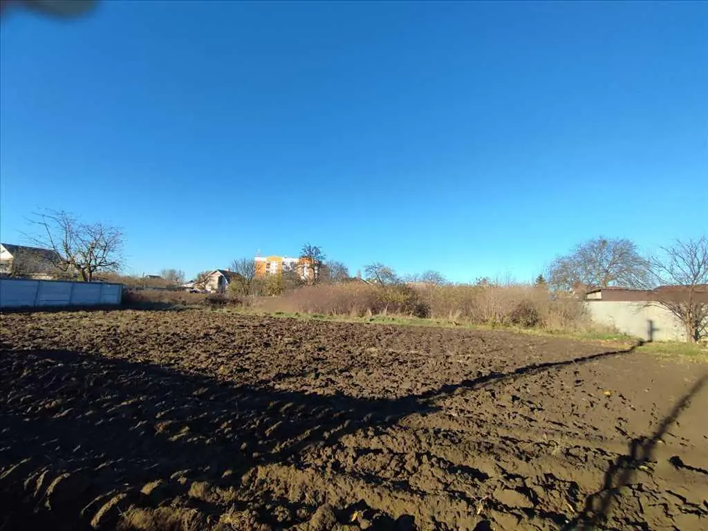 Ділянка біля зупинки транспорта!