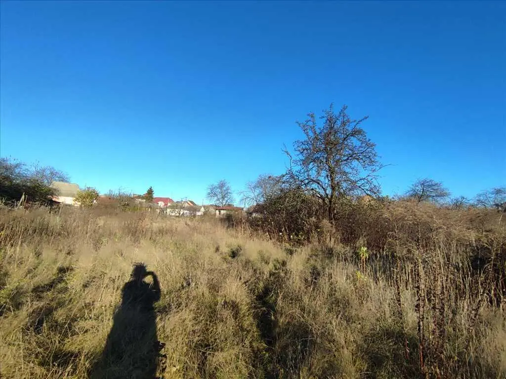 Ділянка біля зупинки транспорта!