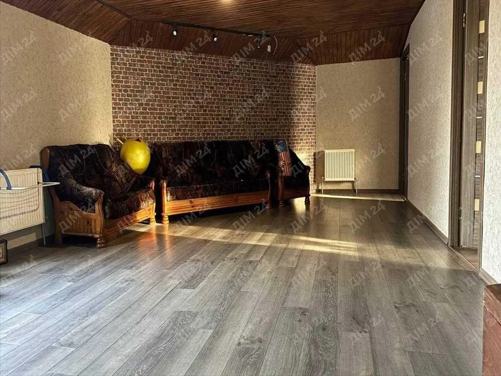 Будинок поруч з зупинкою! 