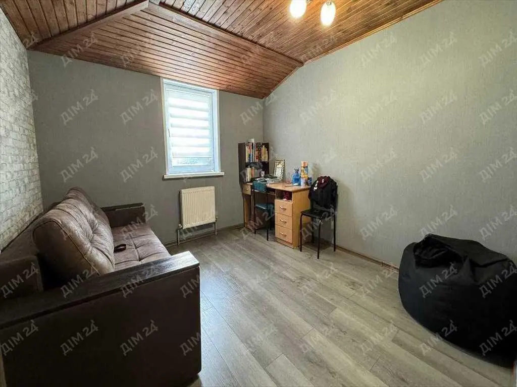 Будинок поруч з зупинкою! 