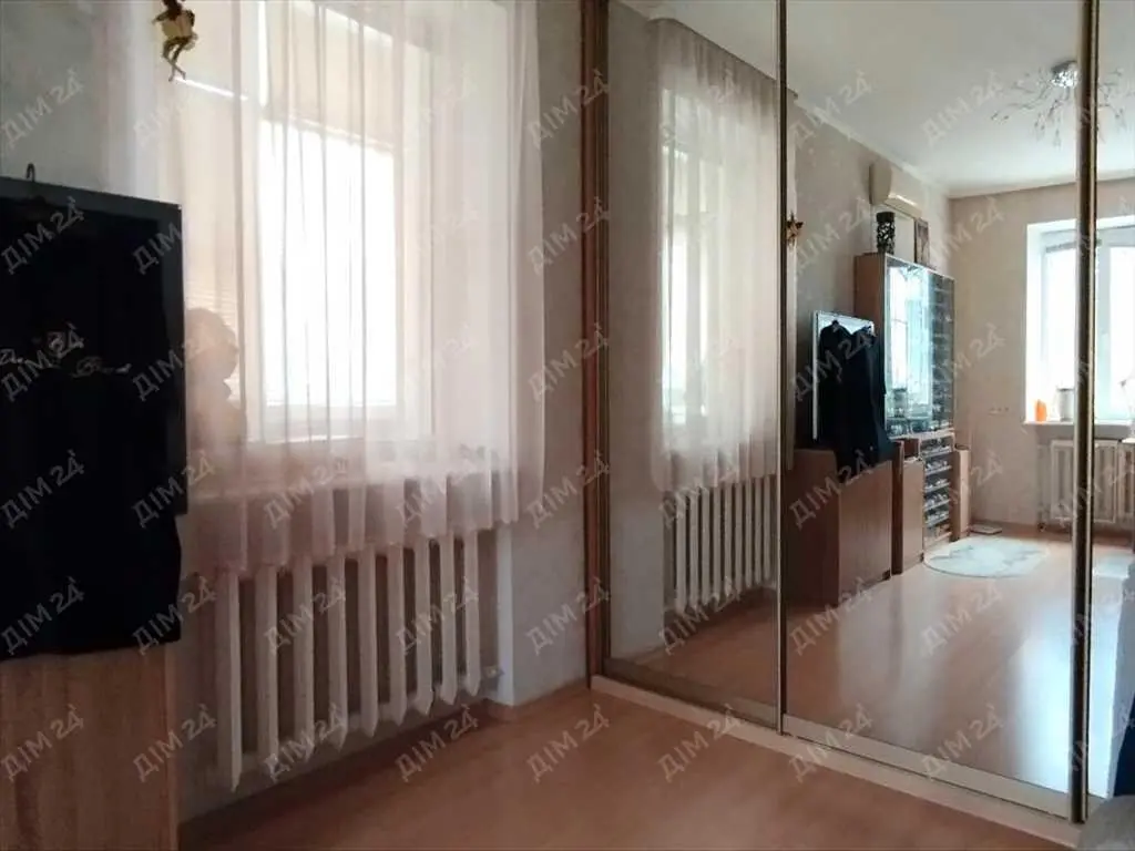 Центр міста! Простора трикімнатна квартира