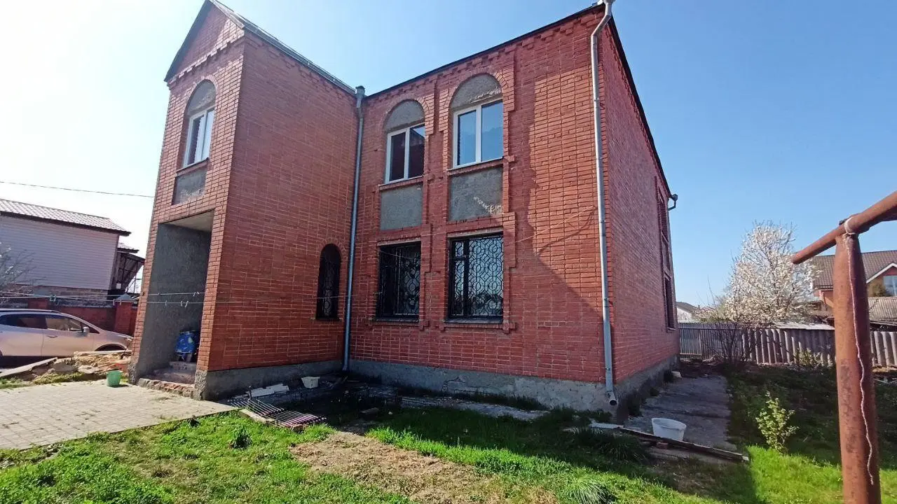 Великий будинок можливо під комерцію на Юрівці
