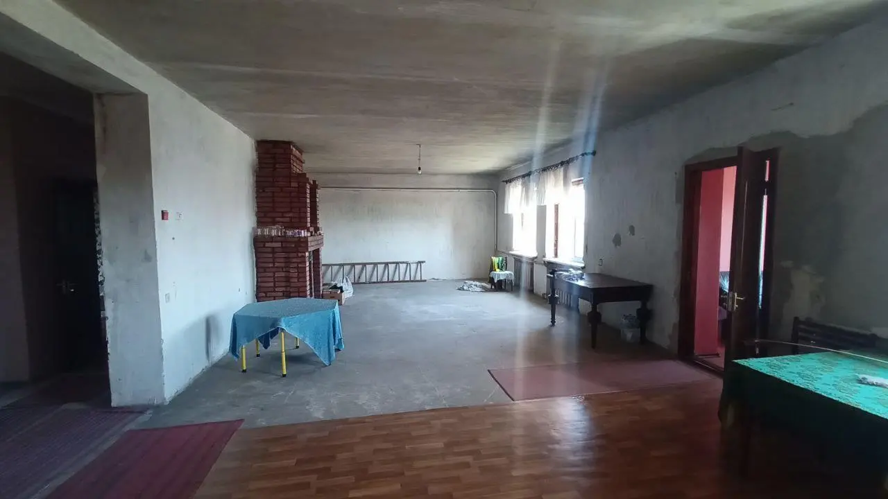 Великий будинок можливо під комерцію на Юрівці
