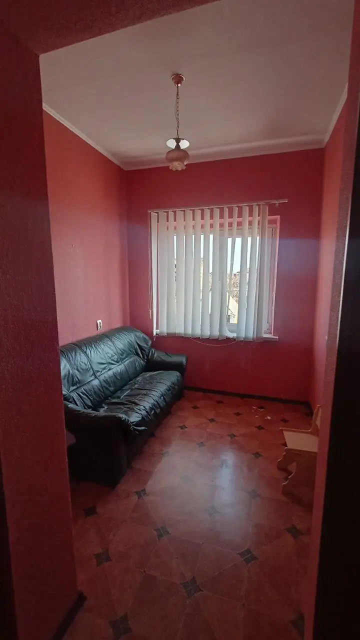 Великий будинок можливо під комерцію на Юрівці
