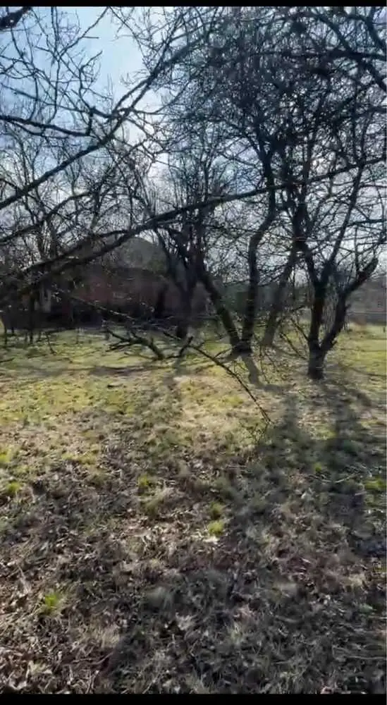 Велика ділянка з будинком в 4 км від міста!