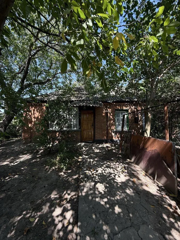 Велика ділянка з будинком в 4 км від міста!