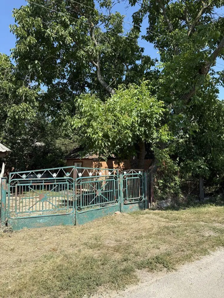 Велика ділянка з будинком в 4 км від міста!