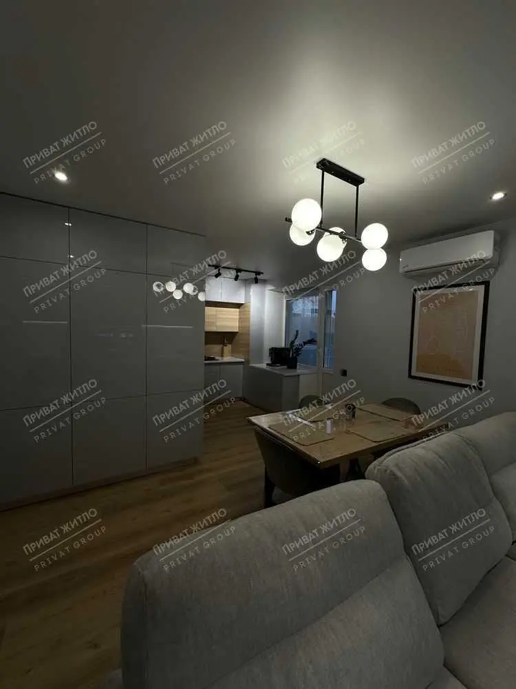 Трикімнатна квартира в новому сучасному будинку з дизайнерським ремонтом