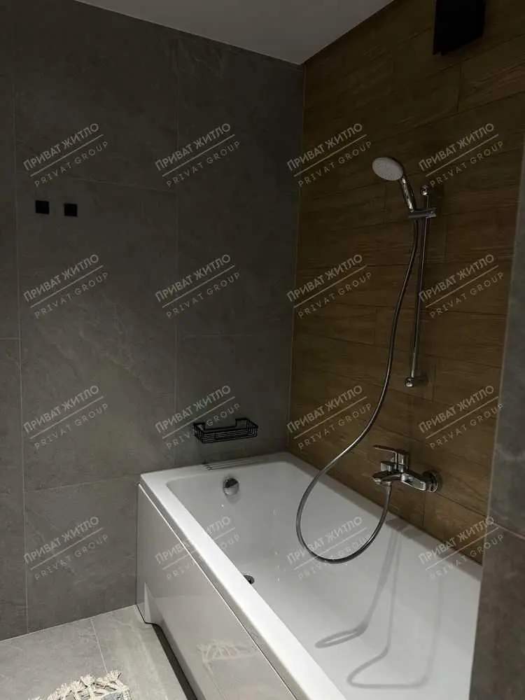 Трикімнатна квартира в новому сучасному будинку з дизайнерським ремонтом